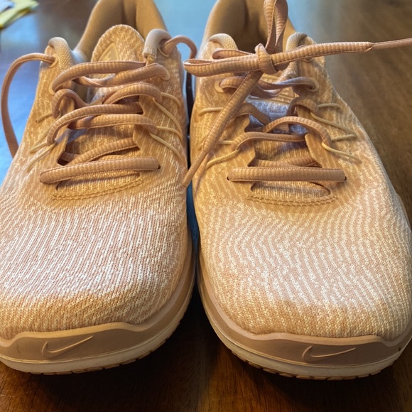 Nike, rose pink sneakers - Picture 6 of 9